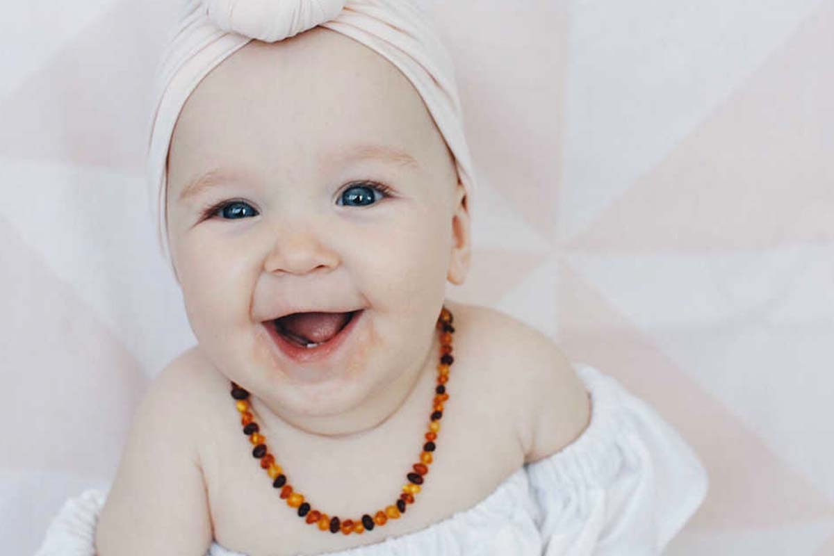 avantages et vertus des colliers d’ambre pour bébés